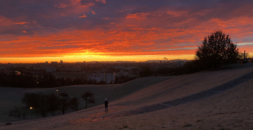 Sonnenaufgang vom Münchner Olympiaberg betrachtet