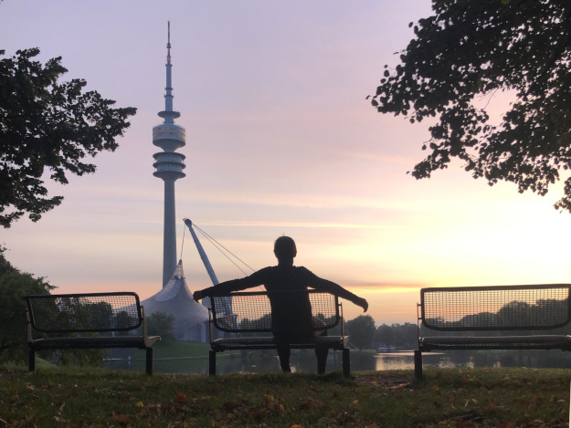 Sitzen auf der Parkbank