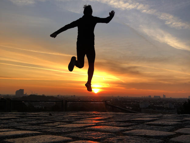 Sprung in den Sonnenaufgang