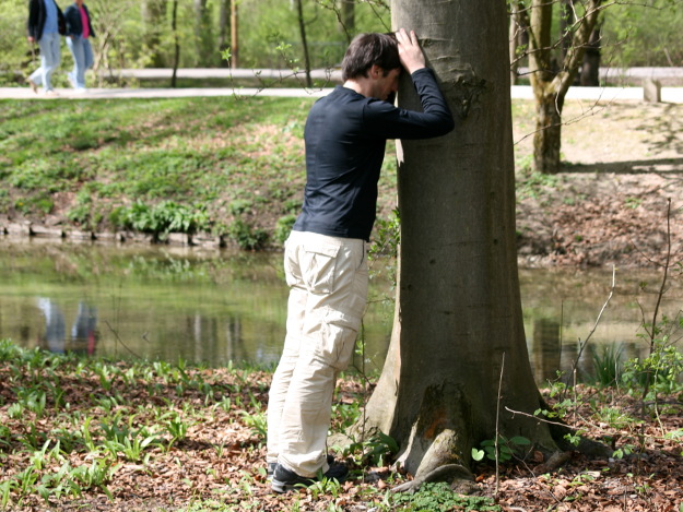 an den Baum lehnen